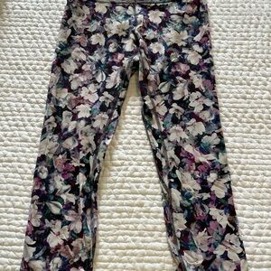 Lululemon Align Floral Capri Size 6 Great condition